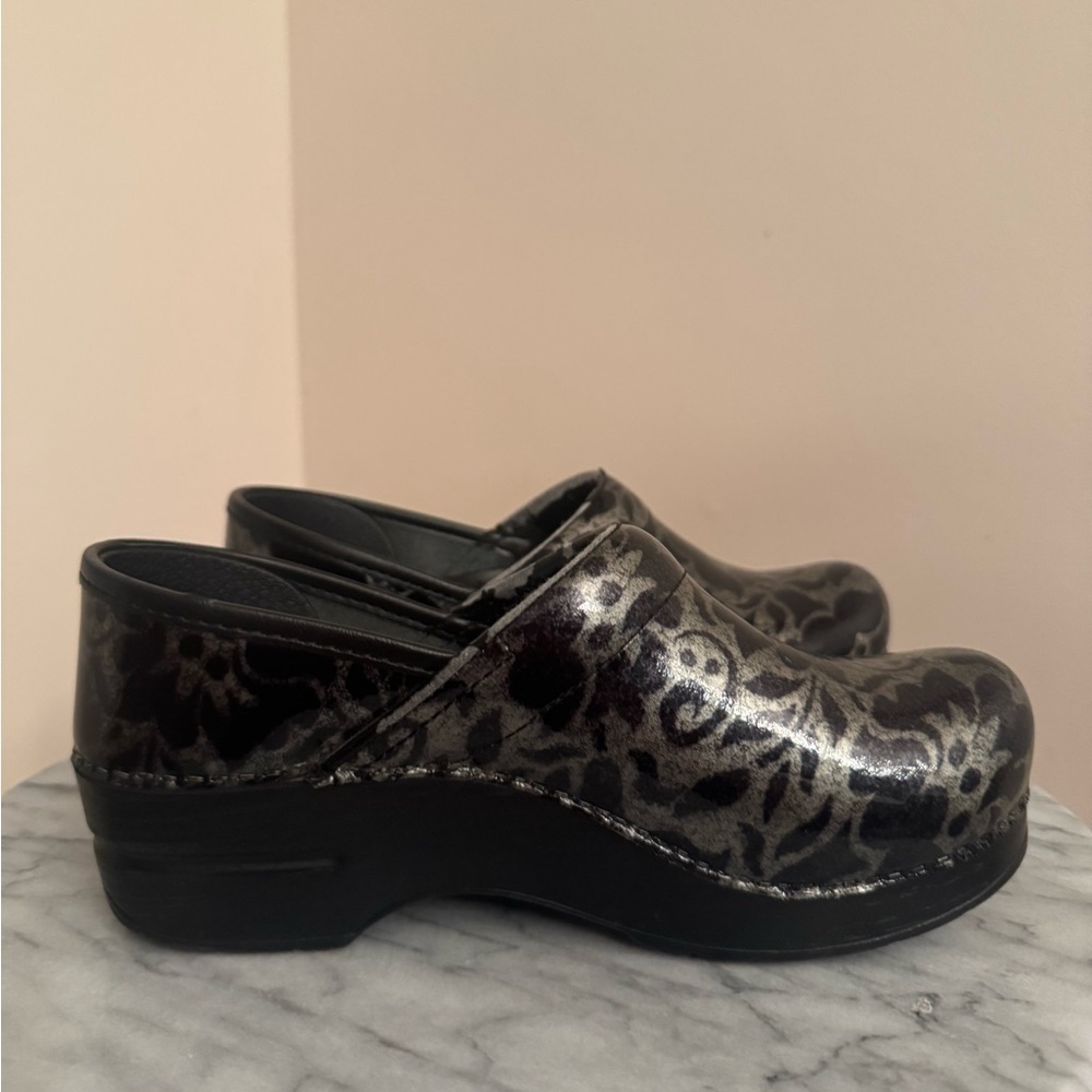 Dansko Professional Black And Silver Patent Leather Clog Women’s Size 37 - Picture 3 of 7